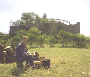 Ralf vor der Kulisse von Rennes-le-Ch�teau im September 2004
